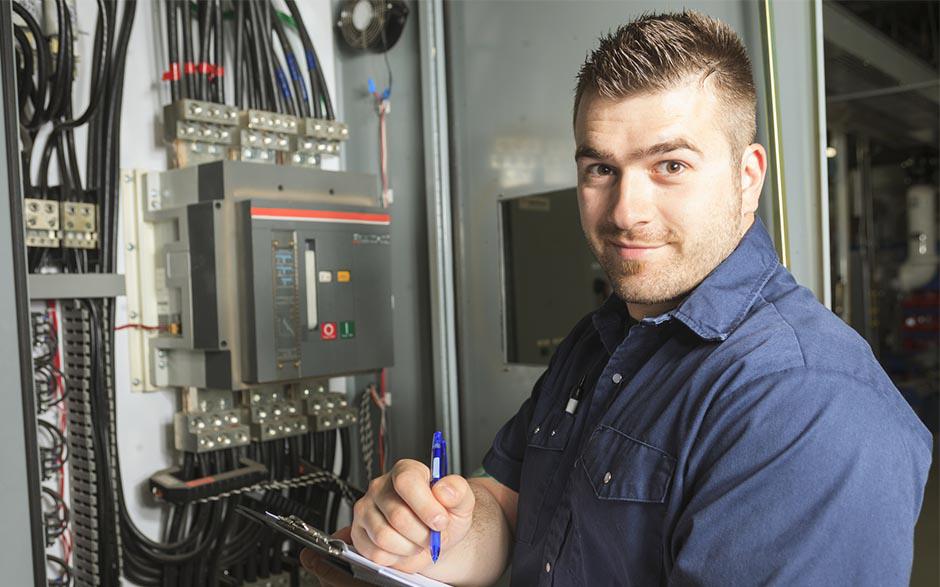 je recherche un électricien Plaisir